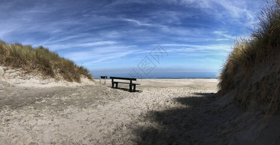 荷兰弗里斯兰阿默兰岛海滩上的长椅图片
