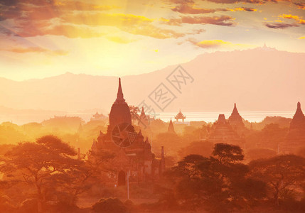 缅甸夕阳下的著名古城蒲甘图片