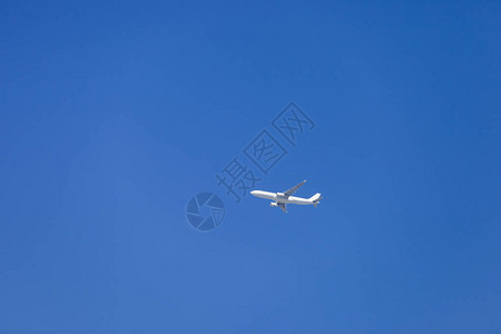 飞机在深蓝色的天空中飞得很远图片