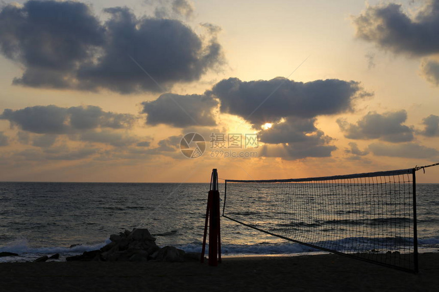 太阳落在以色列国北部地中海沿岸的地平线上图片