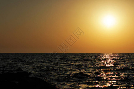 黑海日落时间橙色海背景图片