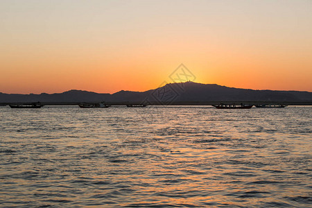 缅甸蒲甘伊洛瓦底江的日落图片