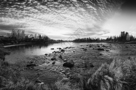 在北芬兰河边日落的颜色是图片