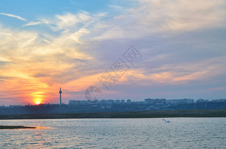 加拉蒂市和多瑙河的日落图片