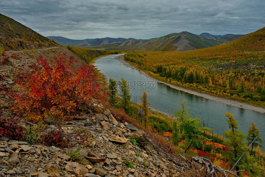 俄罗斯远东秋天的颜色是图片