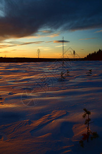 瑞典拉普兰的冬季日落雪上还有图片