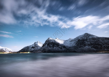 山和夜间水的倒影冬季景观星和云彩在的天空自然作为背景挪图片