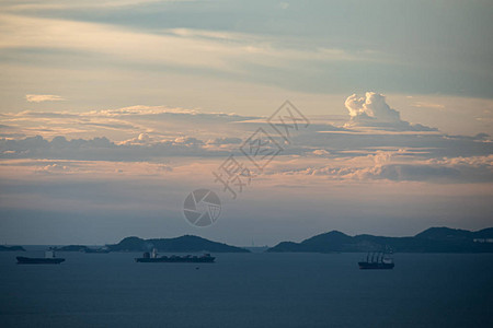 海上货轮在潮下出海航行和运输的背景概念图片