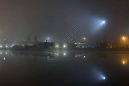 夜间灯光在港口的货船图片