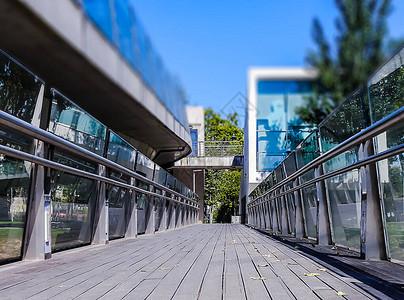 透过市内现代建筑的玻璃桥浏览视图请访问InfoFi图片