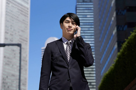 一位日本男商人在办公区打电话图片