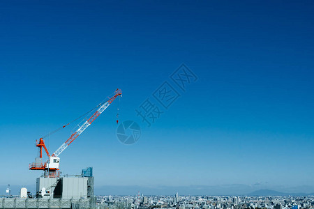 摩天大楼建设和蓝天背景图片