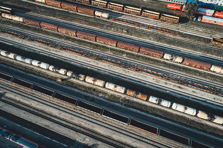 道加夫匹尔斯货运列车特写五颜六色的货运列车在火车站的鸟瞰图与火车的工业概念场景从飞行无背景