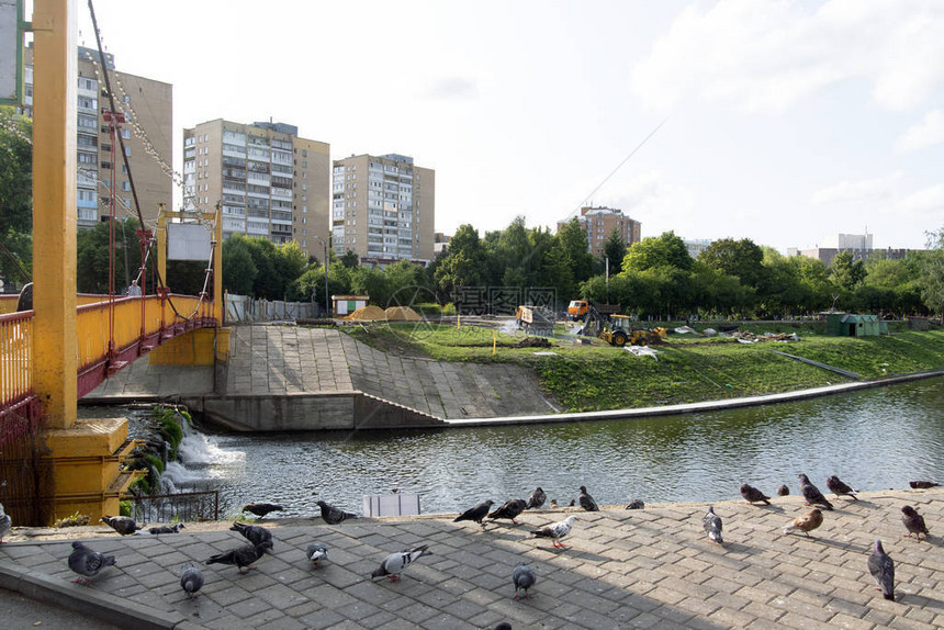 Orlik河公园和悬浮桥的景象以图片