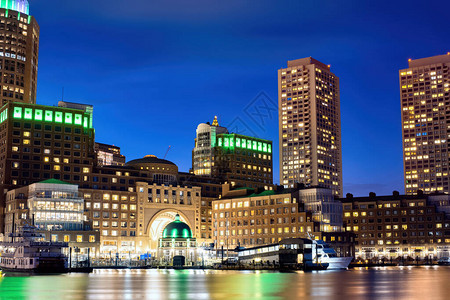 波士顿市中心晚上的风景图片