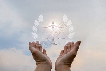 法治概念天空中的手展示了正义的尺度使图片