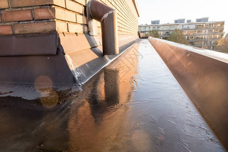 铜雨排水和被冻结的铜排水沟高清图片