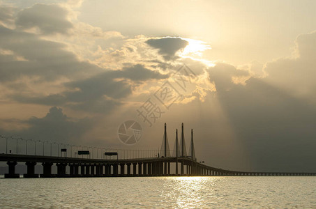 槟城大桥在早晨与太阳光芒图片