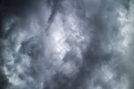 夏日里一堆威胁雷暴云图片