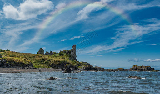 DunureRugged海防古老的城堡废墟和彩虹笼背景图片