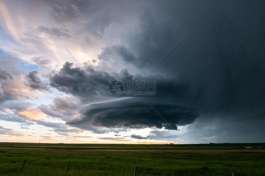 加拿大草原的夏季雷图片