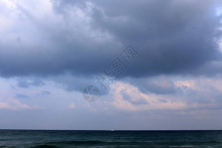 雷云和彩飘过以色列北部地中海上空背景图片