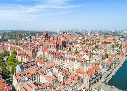 Gdansk的风景与绿门旧房屋StMarysBasilica和新楼图片