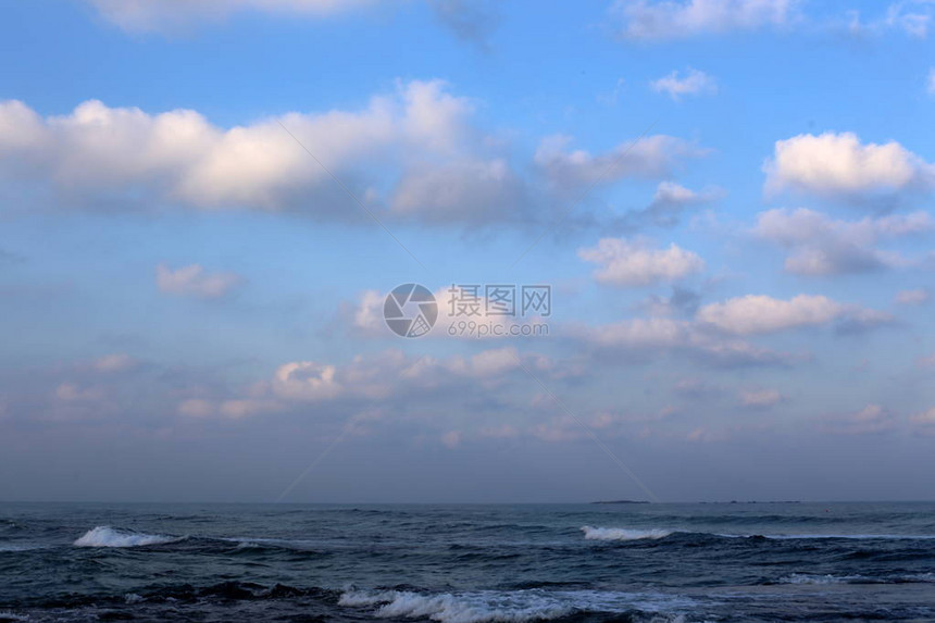 雷云和彩飘过以色列北部地中海上空图片