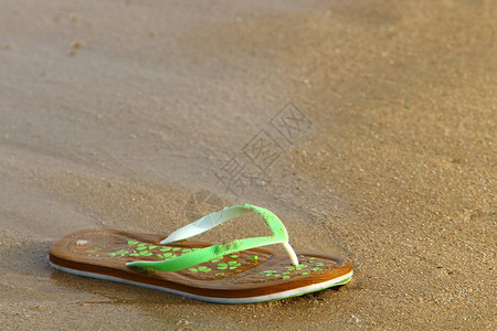 沙滩上的人字拖鞋图片