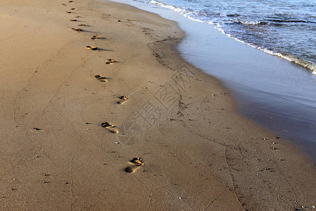 沿岸沙滩上的脚印图片