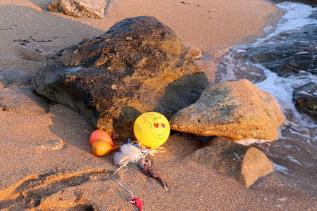 边滩的沙滩上的气球图片