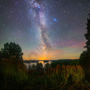 湖面上的明亮银河夜景背景图片
