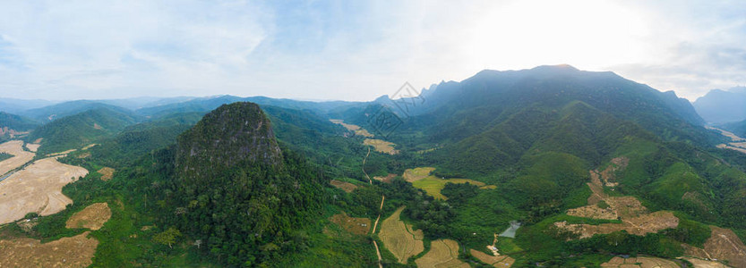 空中全景MuangNgoi老挝河谷黄熟稻田农业戏剧景观风景尖峰悬崖山脉东南亚著背景图片