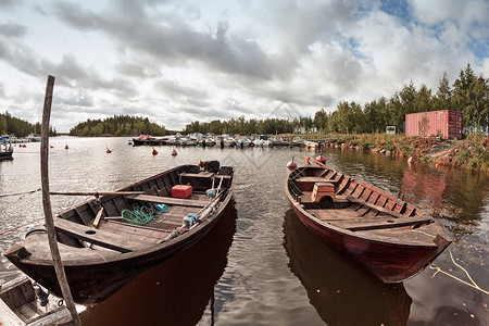 两艘旧木渔船在芬兰卡拉约基港等待渔民这些传统的渔船实际上是图片