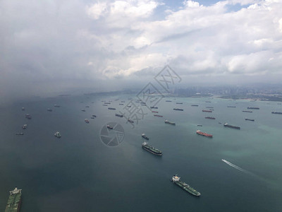 从飞机窗俯瞰密麻的货船海景货船进入世界上最繁忙的港口图片