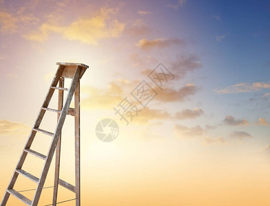 木梯和明亮的天空图片