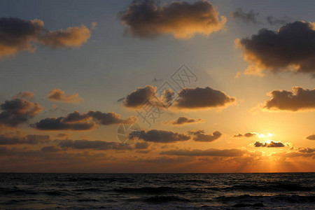 在以色列北部的地中海太阳在地平线上落图片