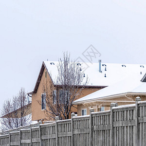 在风景优美的郊区与云天相对应的一片白雪房屋中图片