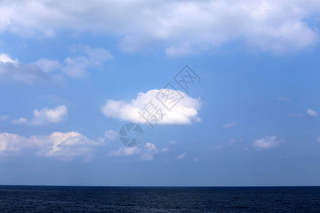 以色列北部地中海上空的云彩背景图片
