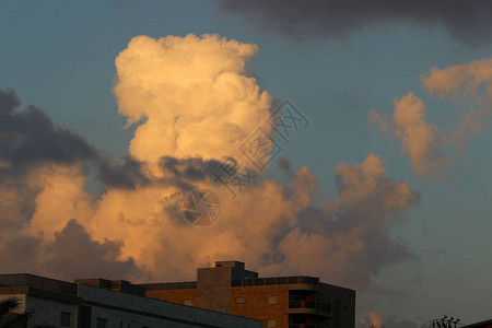 以色列北部地中海上空的云彩背景图片