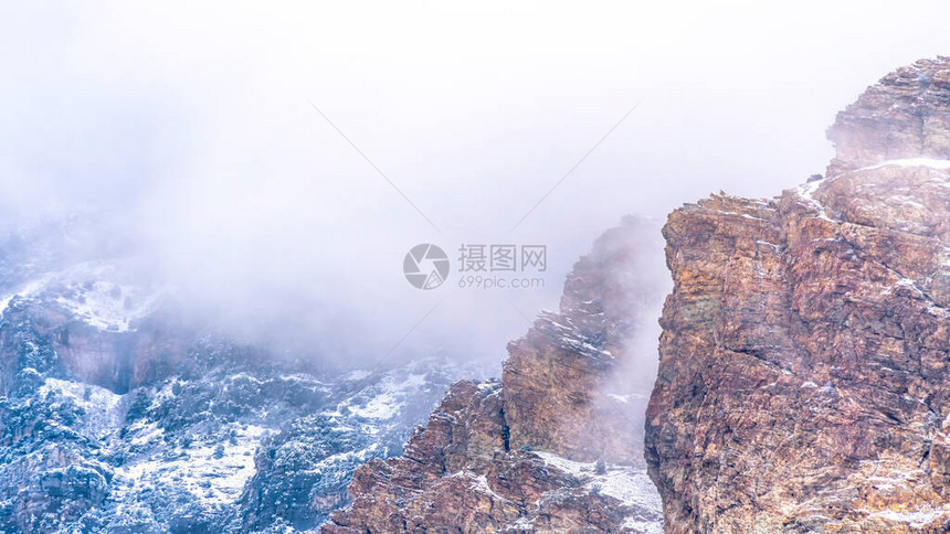 犹他州普罗沃峡谷的岩石和陡峭斜坡上布满了枯燥的云层图片