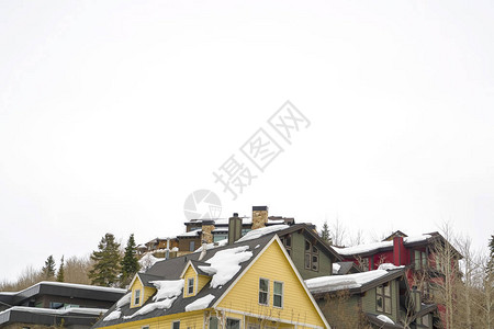 冬天阴云密布的山上住宅的屋顶被雪覆盖图片