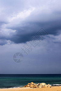 以色列国北部地中海上空漂浮的雨云图片