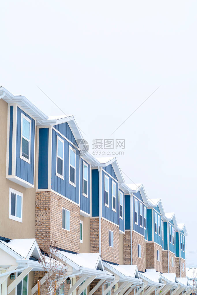 联排别墅正面的白雪皑的山墙屋顶图片