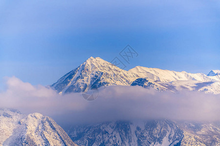 山顶上满是大雪图片