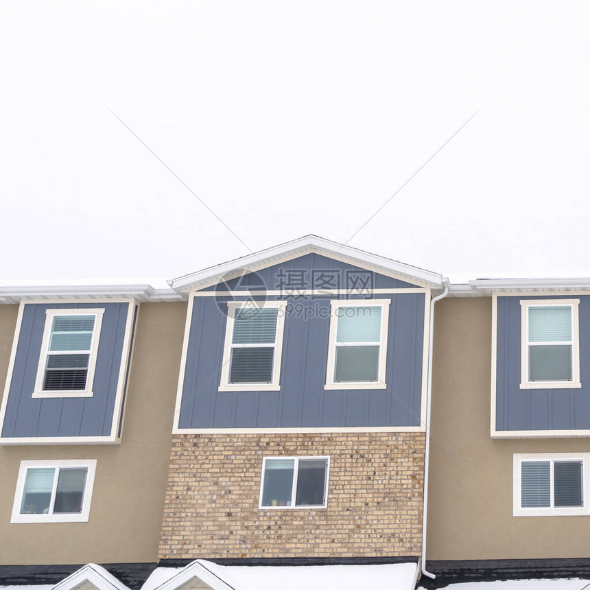 小窗户砖墙和蓝色斜坡可以在镇民住宅图片