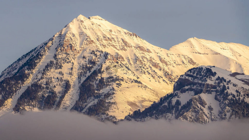 照片来自Timpanogos山的全景大山峰图片