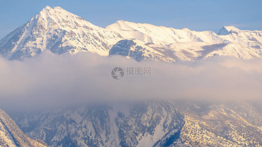 全景图框蒂帕诺戈斯山的惊人景象满是斜坡和冰雪的峰顶厚灰云的面纱部分覆盖了这个图片