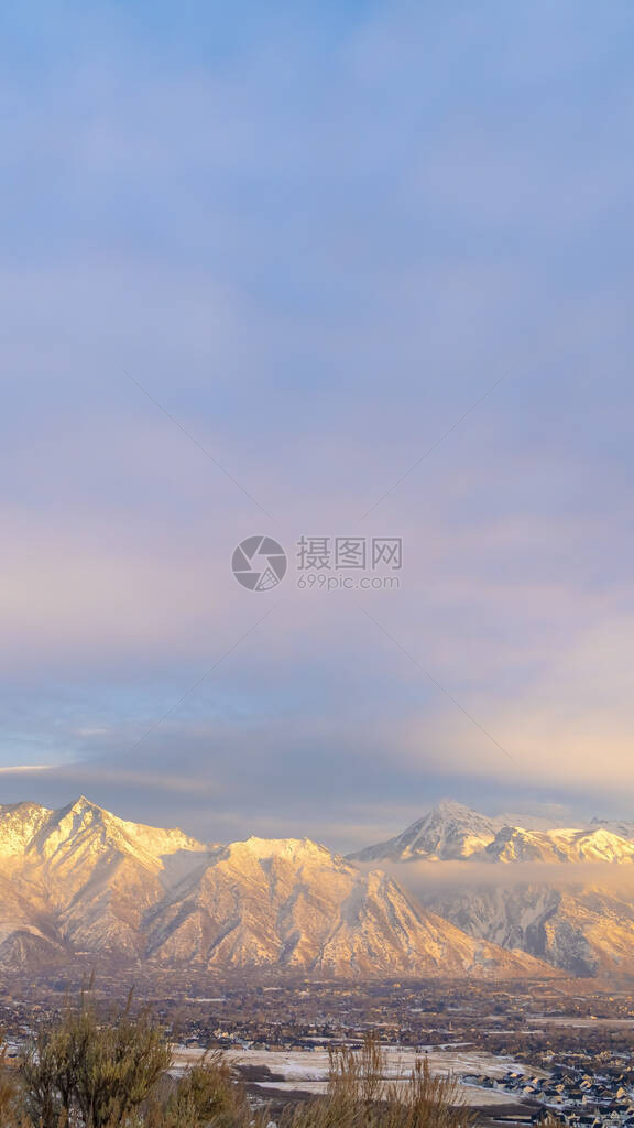 蒂姆帕诺戈斯山的照片垂直全景在日落时结霜并照亮图片