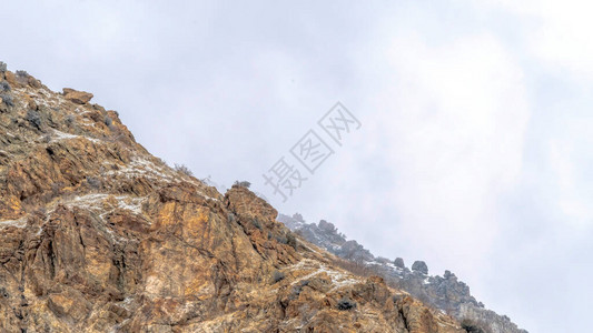 犹他州的岩石普尔沃峡谷地布满了灰尘图片